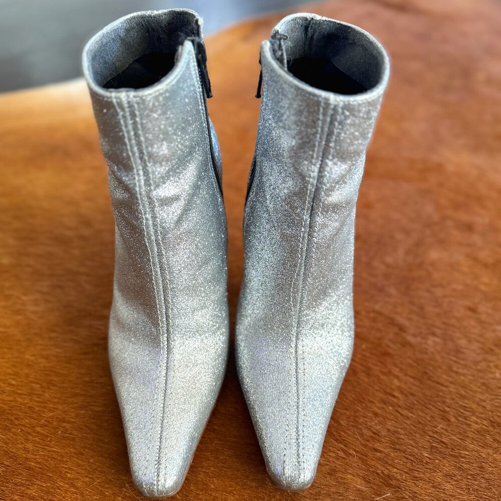 Dress up in dazzling heeled shoes